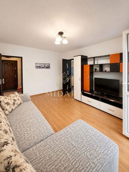 Doua camere stradal, metrou 1 min., parter, ideal business.